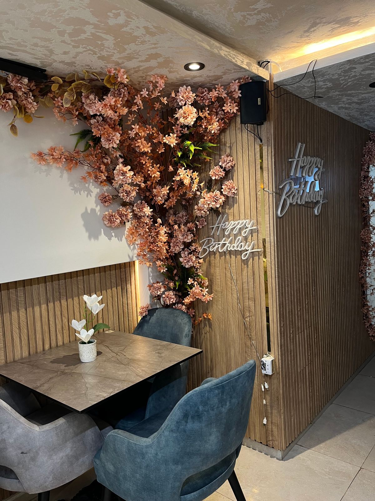 Le coin décoré de fleurs corail, à l'étage