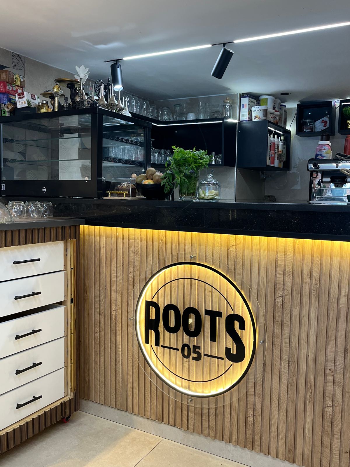 Le comptoir de Roots 05 et son logo rétroéclairé